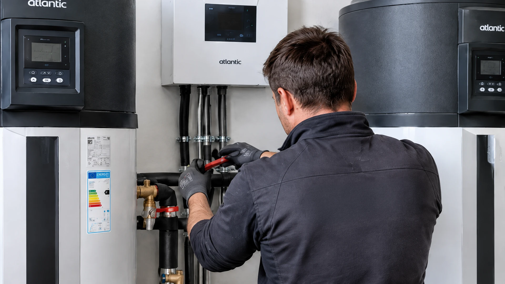 Technicien en gants blancs effectuant la maintenance d'un système de chauffage ou climatisation dans un local technique